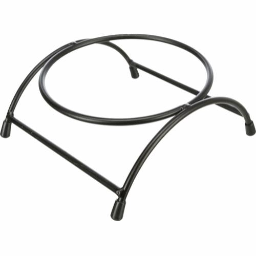Et sort metalstativ med en cirkulær base, perfekt til at vise en Kaninskål eller rumme små gnavere. - Trixie