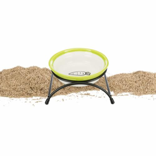 En hvid/grøn Kaninskål, Keramikskål i stativ hundeskål med sand ovenpå af mærket Trixie.