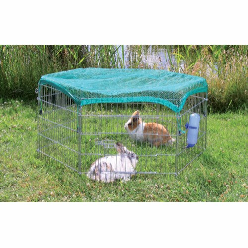 To kaniner i et bur med et grønt net, også kendt som "kanin" på dansk, nyder deres rummelige udendørs Trixie løbegård med net, 6 elementer á 63 × 58 cm - til marsvin og kaniner indhegning.