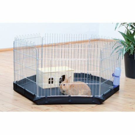 En kanin er komfortabelt placeret i et Trixie NATURA Bund-bur, placeret på gulvet.
