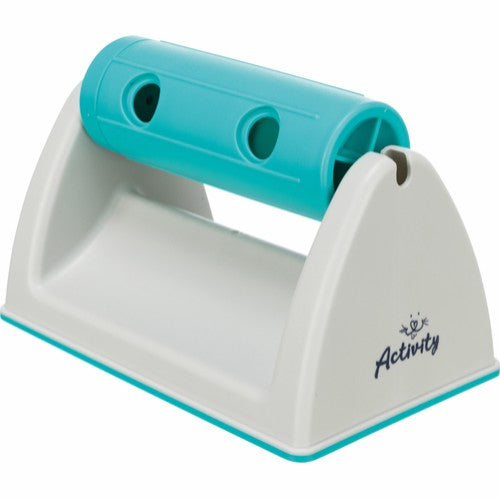En blå og hvid Trixie dispenser til snacks med blåt håndtag.