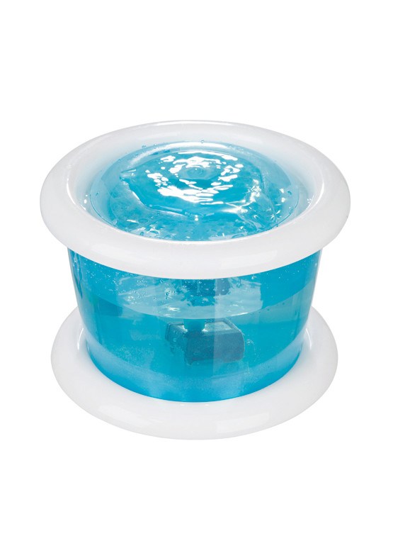 En blå skål siddende oven på en hvid overflade med en Trixie vanddispenser, boblestrøm, plast 3 liter.
