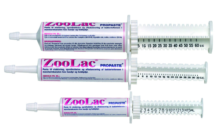 Three tubes of Zoolac Propaste til dårlige maver hos alle dyr, både til hård og tynd mave på en hvid baggrund.