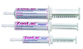 Three tubes of Zoolac Propaste til dårlige maver hos alle dyr, både til hård og tynd mave på en hvid baggrund.